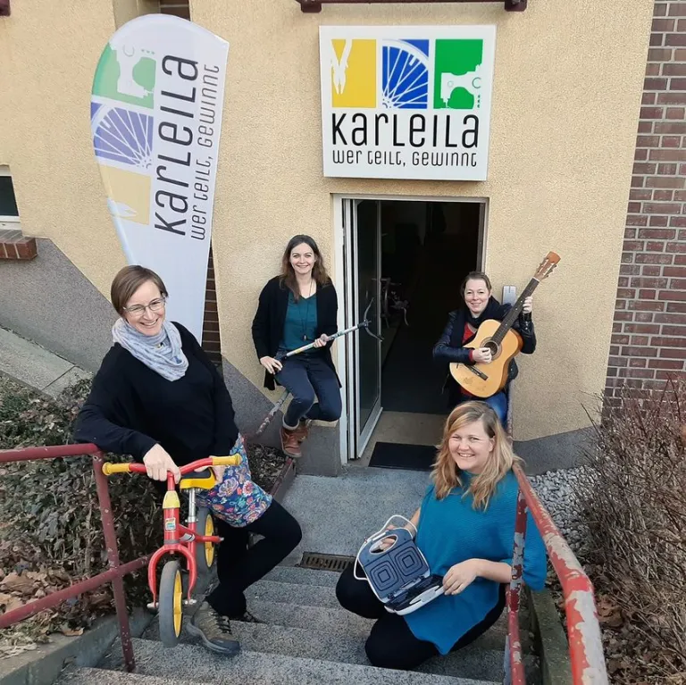 Team Karleila vor dem Eingang des Ladens